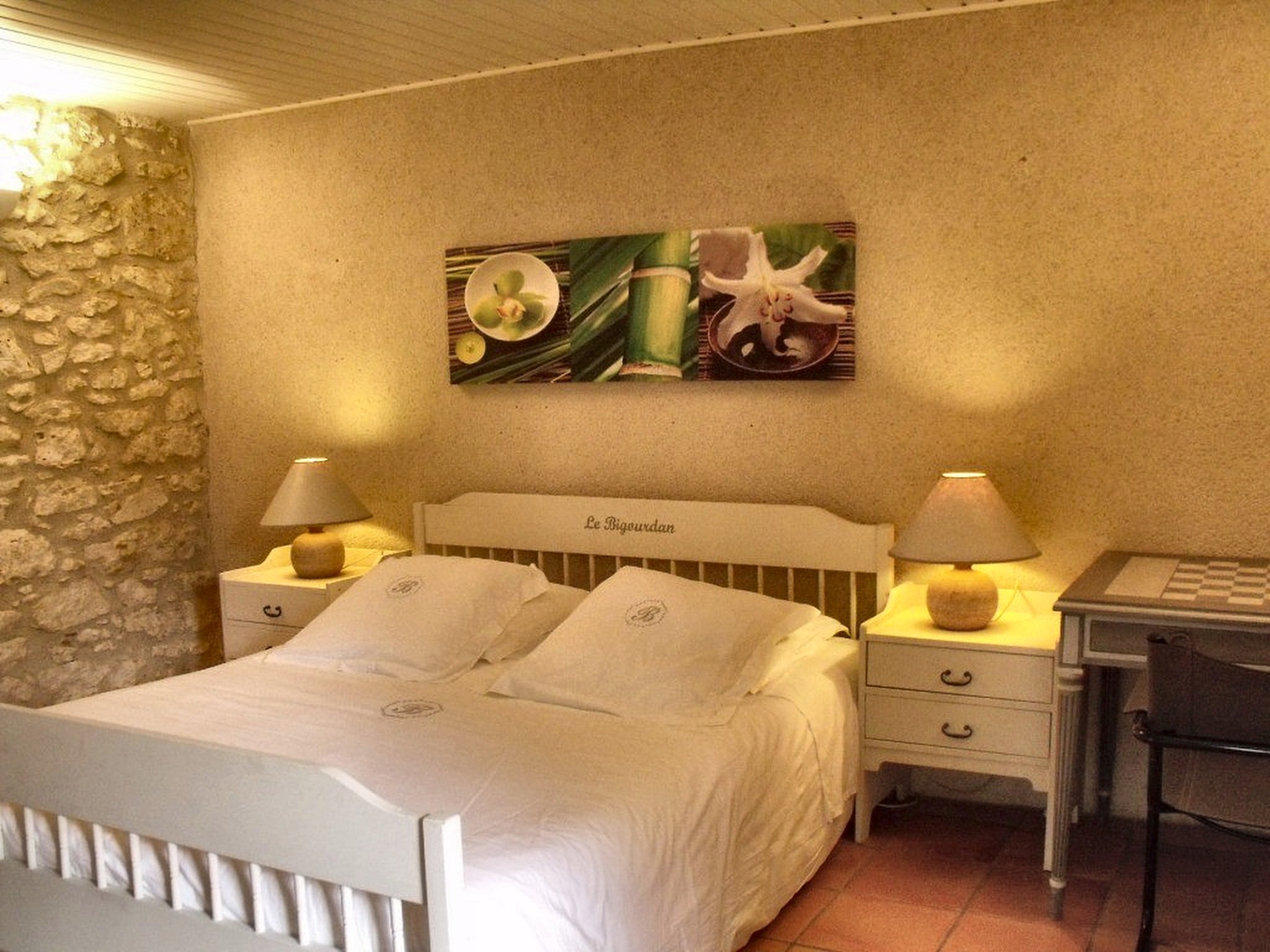 Chambre lumineuse du Domaine du Bigourdan
