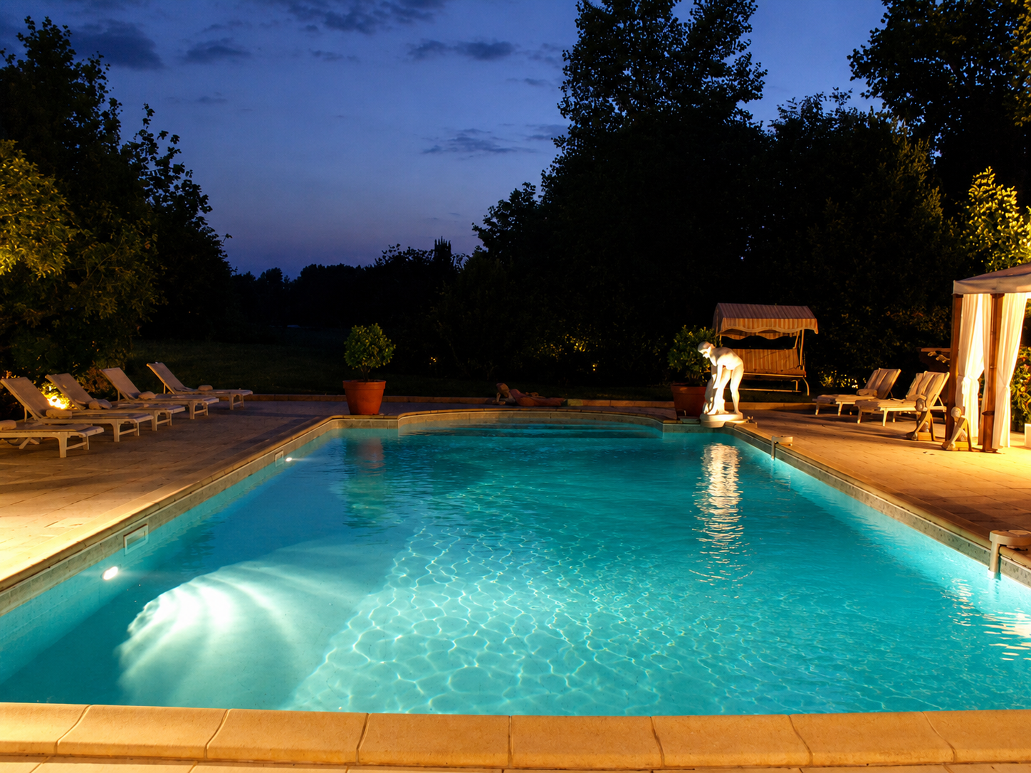 La piscine éclairée