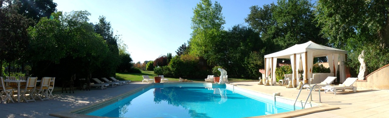 Vue panoramique sur la piscine