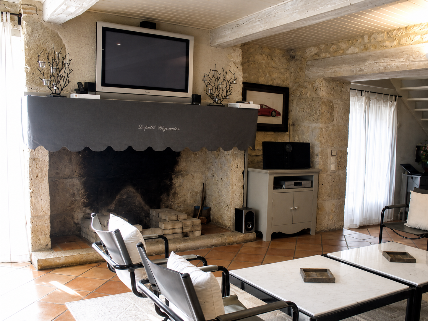 Le salon avec cheminée